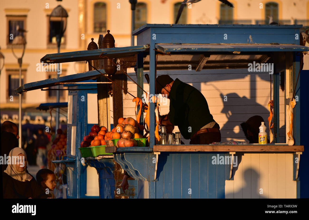 Frisch gepresster Orangensaft Anbieter, den Hafen von Essaouira, Marokko, Nordafrika, Afrika Stockfoto