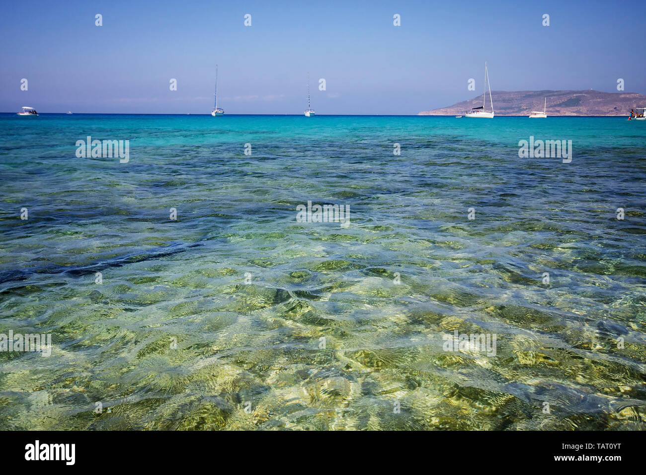 Blaues Meer und Boote. Favignana. Ägadischen Inseln. Sizilien. Italien Stockfoto