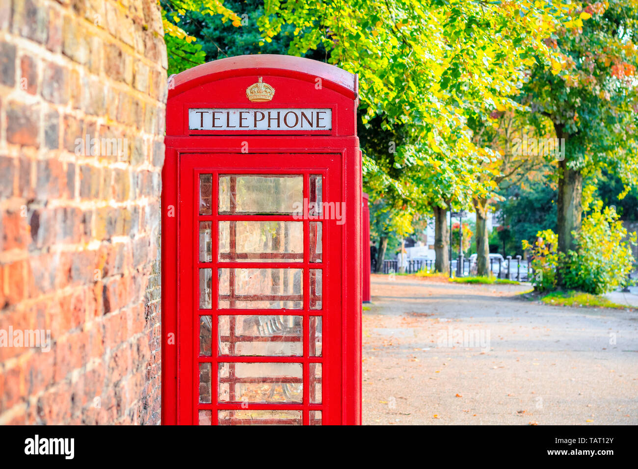 Traditionelle rote Telefonzelle auf der Straße von Hampstead Heath in London Stockfoto