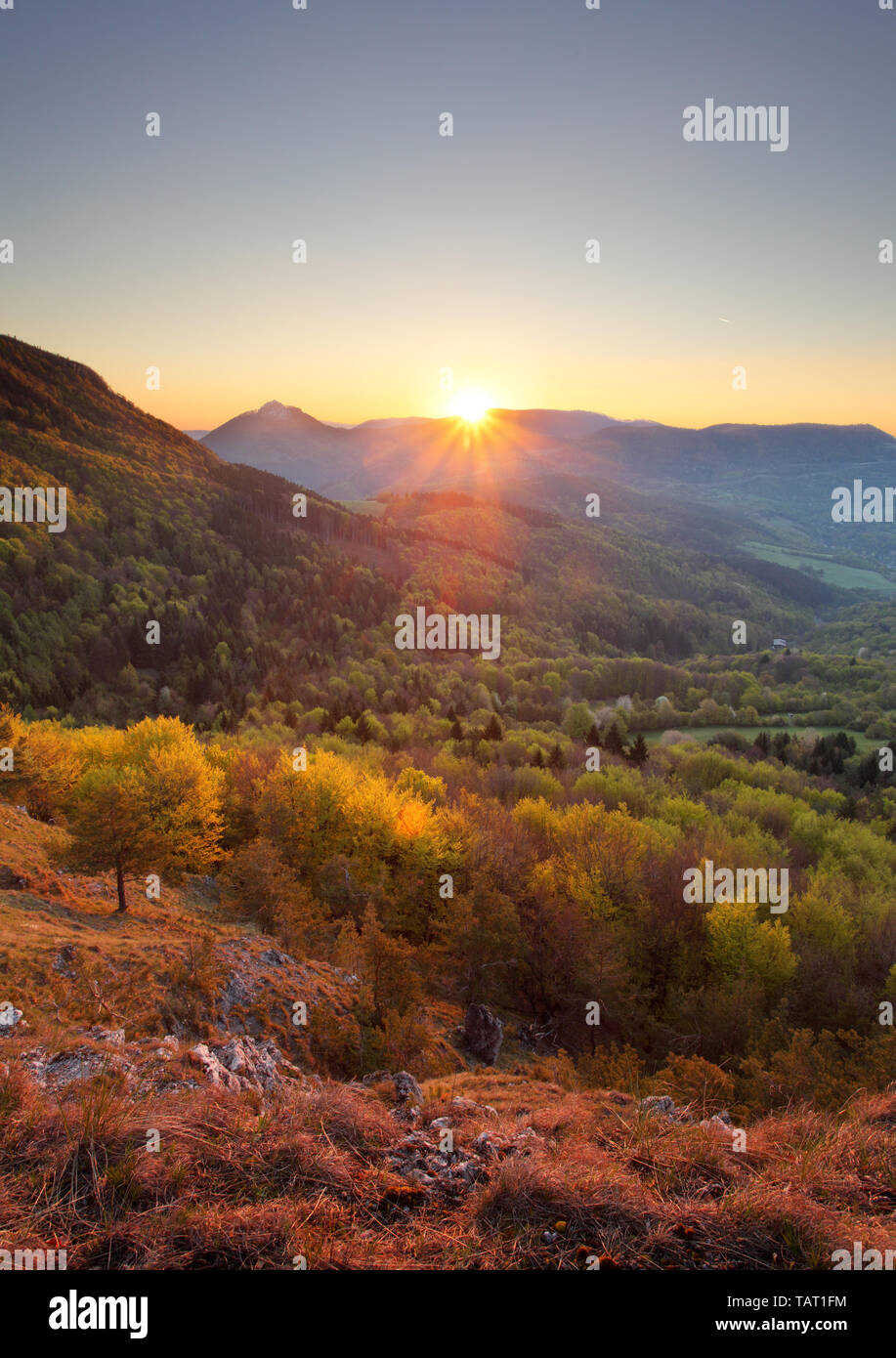Sonnenaufgang in den Bergen, vertikale Foto Stockfoto