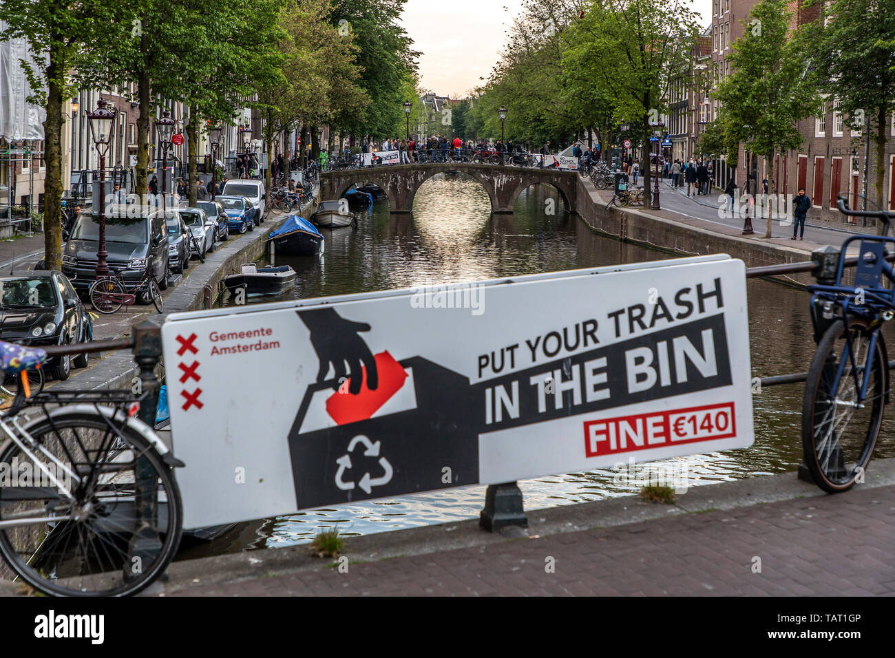 Zeichen gegen illegale Abfallentsorgung in der Altstadt von Amsterdam, Niederlande, 140 Euro in Ordnung, Stockfoto