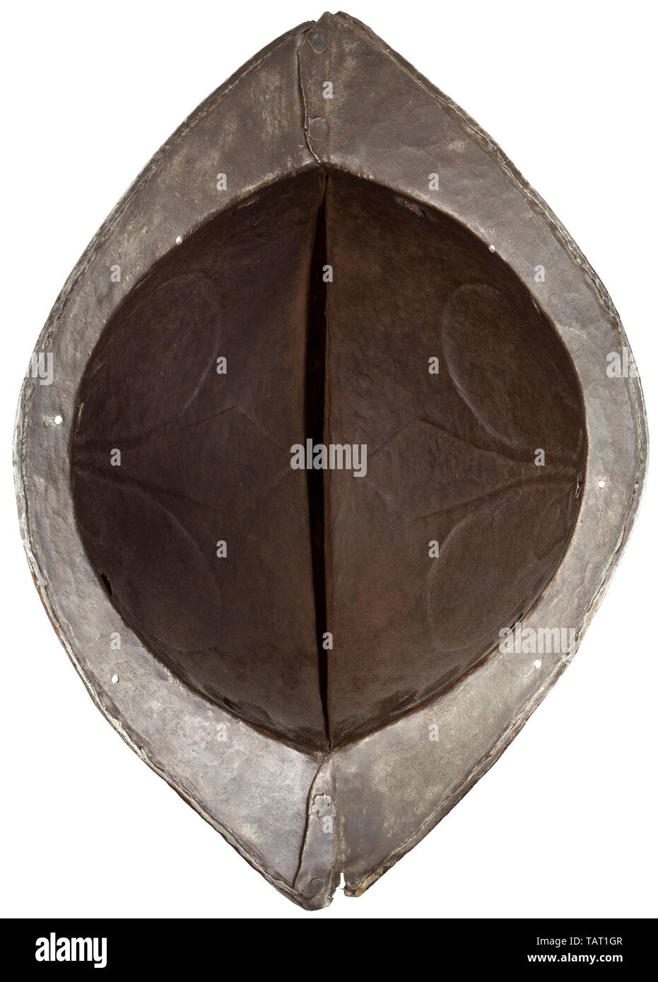 Eine schwarz-weiße Deutsche morion, um 1600, der Schädel ist in zwei Stücke geschmiedet, mit einem hohen Roped Kamm. Die Seiten mit geprägtem Fleur-de-lys, kontinuierliche Futter Nieten mit teilweise erhaltenen Messing Rosetten verziert. Randvoll mit gedrehtem Rand, die Punkte leicht beschädigt. Höhe 24 cm. defensive Waffen, Waffen, Waffen, Waffen, arm, die Bekämpfung von Geräte-, Objekt, Objekte, Stills, Clipping, Clippings, Ausschneiden, Ausschneiden, Ausschnitten, Utensilien, Ausrüstung, Geräte, historischen, historischen des 17. Jahrhunderts, Additional-Rights - Clearance-Info - Not-Available Stockfoto