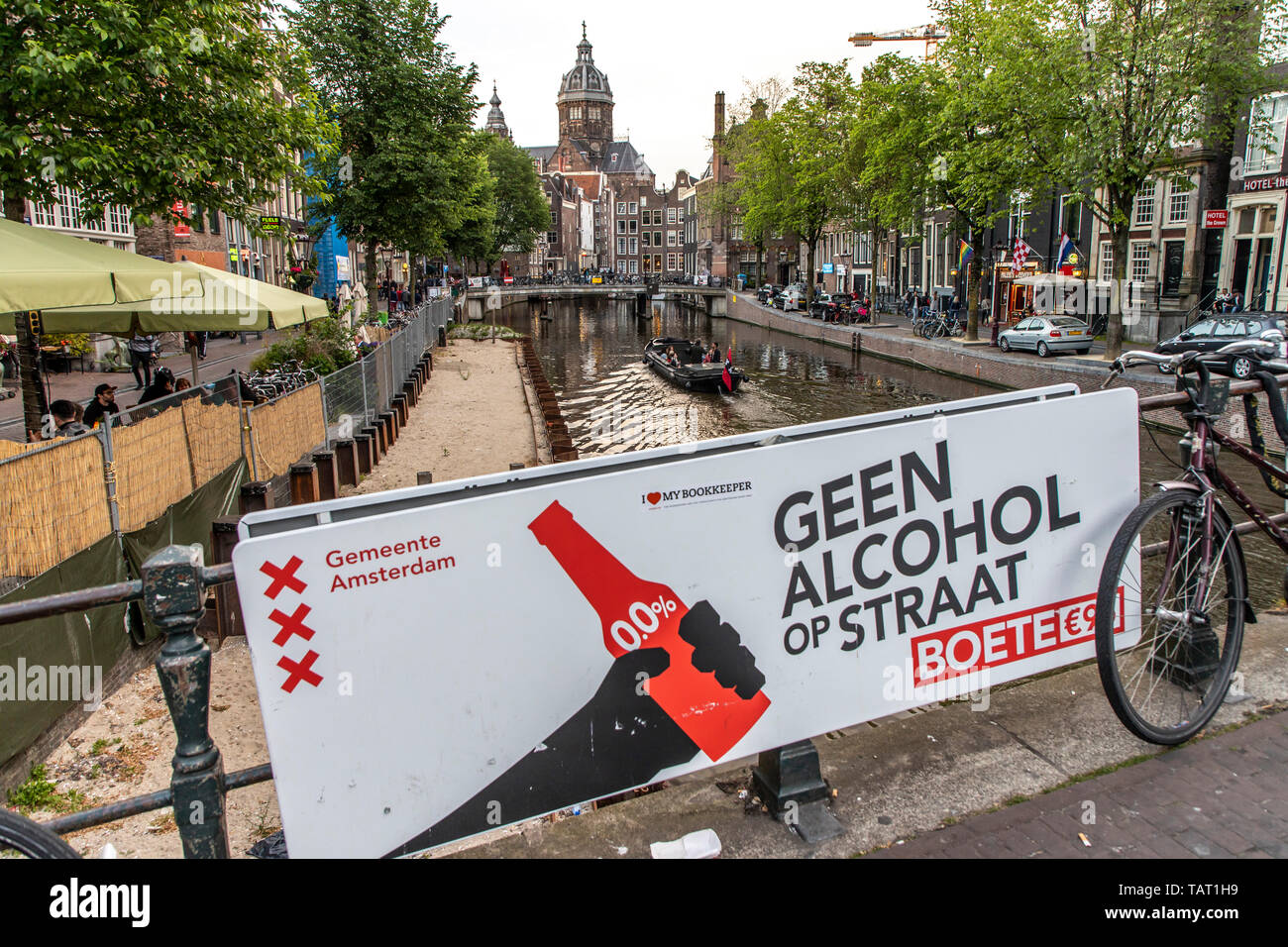 Zeichen für ein Verbot von Alkohol in der Altstadt von Amsterdam,  Niederlande, außerhalb der Gastronomie, 95 Euro Strafe Stockfotografie -  Alamy