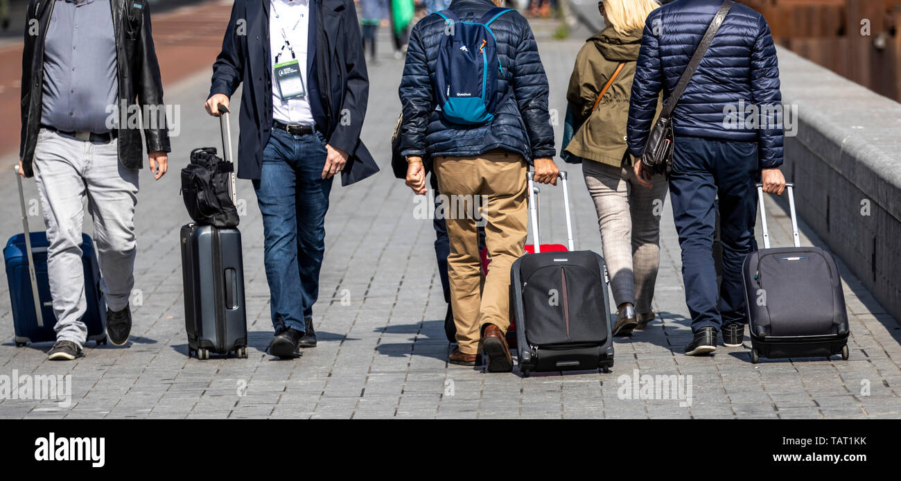 Touristen, Besucher mit Wagen, auf dem Weg, von, an den Bahnhof, Amsterdam, Niederlande, Stockfoto