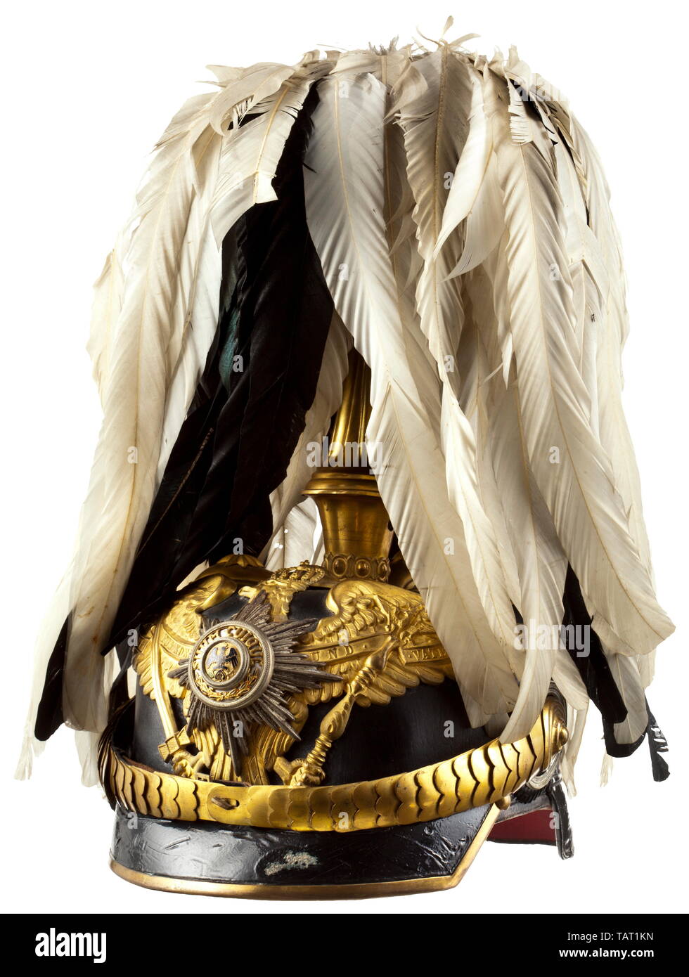 M 1897 Helm für Generäle, Schwarzes leder Schädel (versenkt, verrückten), den Schutz der Adler und emaillierte Guard star lager ist das Motto uum cuique' und schwarze Adler auf goldenem Hintergrund, konvexe skaliert Kinnbänder zu einem Metall Reich und der preußische Staat Kokarde, kreuzförmige Basis mit sternförmigen Schrauben, pearl Ring, hohe KANNELIERTE mit einem schwarzen und weißen plume Trichter befestigt. Die Visiere mit roten und grünen Unterlage, Hellbraun Seide rep Büchse (teilweise vom Leder Schweißband abgetrennt), die Größe "56 1/2' handschriftlich in den Schädel und einem zeitgenössischen Label. In den Plätzen beschädigt, Zeichen des Alters. Pru, Editorial-Use - Nur Stockfoto