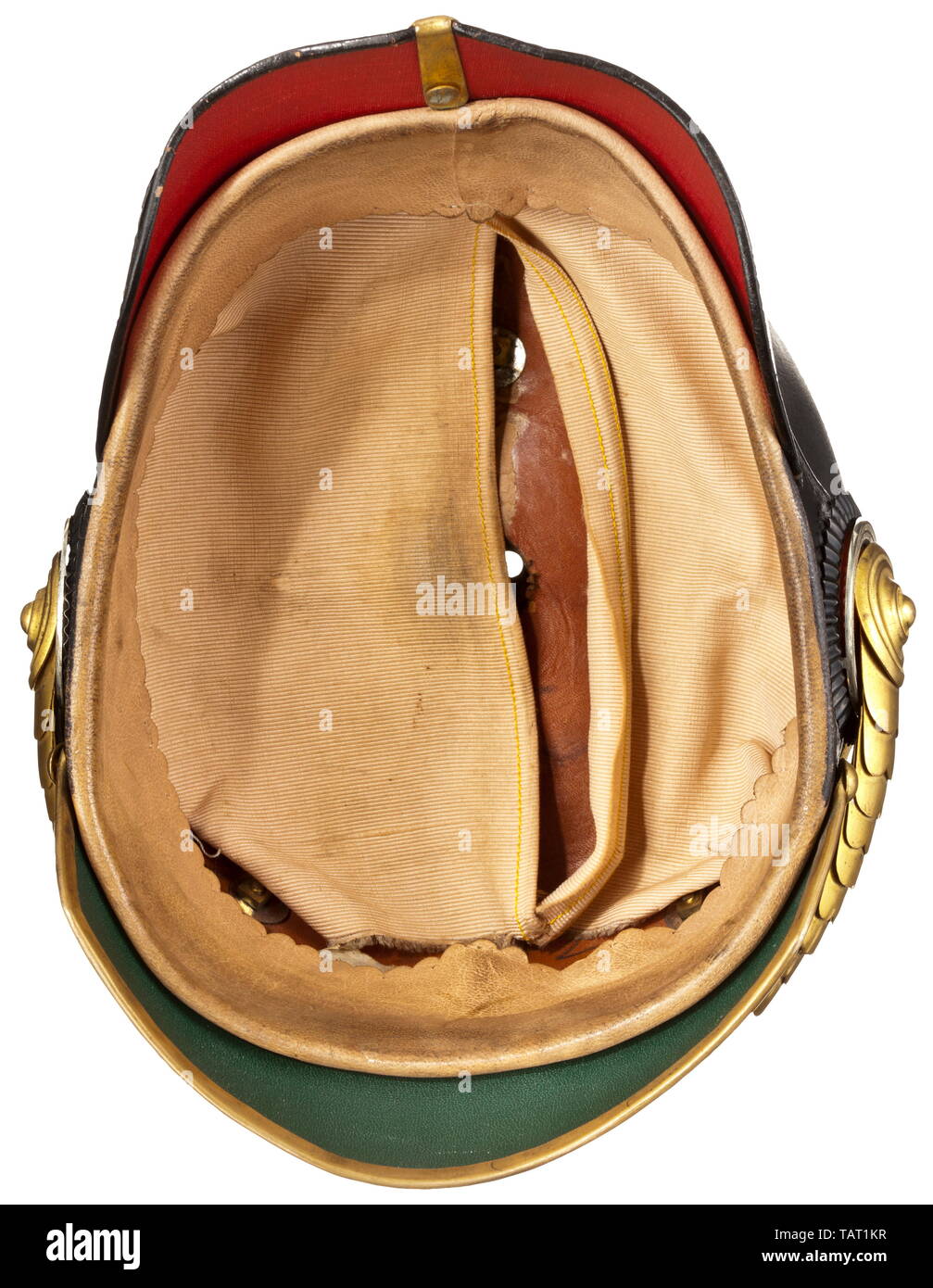 M 1897 Helm für Generäle, Schwarzes leder Schädel (versenkt, verrückten), den Schutz der Adler und emaillierte Guard star lager ist das Motto uum cuique' und schwarze Adler auf goldenem Hintergrund, konvexe skaliert Kinnbänder zu einem Metall Reich und der preußische Staat Kokarde, kreuzförmige Basis mit sternförmigen Schrauben, pearl Ring, hohe KANNELIERTE mit einem schwarzen und weißen plume Trichter befestigt. Die Visiere mit roten und grünen Unterlage, Hellbraun Seide rep Büchse (teilweise vom Leder Schweißband abgetrennt), die Größe "56 1/2' handschriftlich in den Schädel und einem zeitgenössischen Label. In den Plätzen beschädigt, Zeichen des Alters. Pru, Editorial-Use - Nur Stockfoto