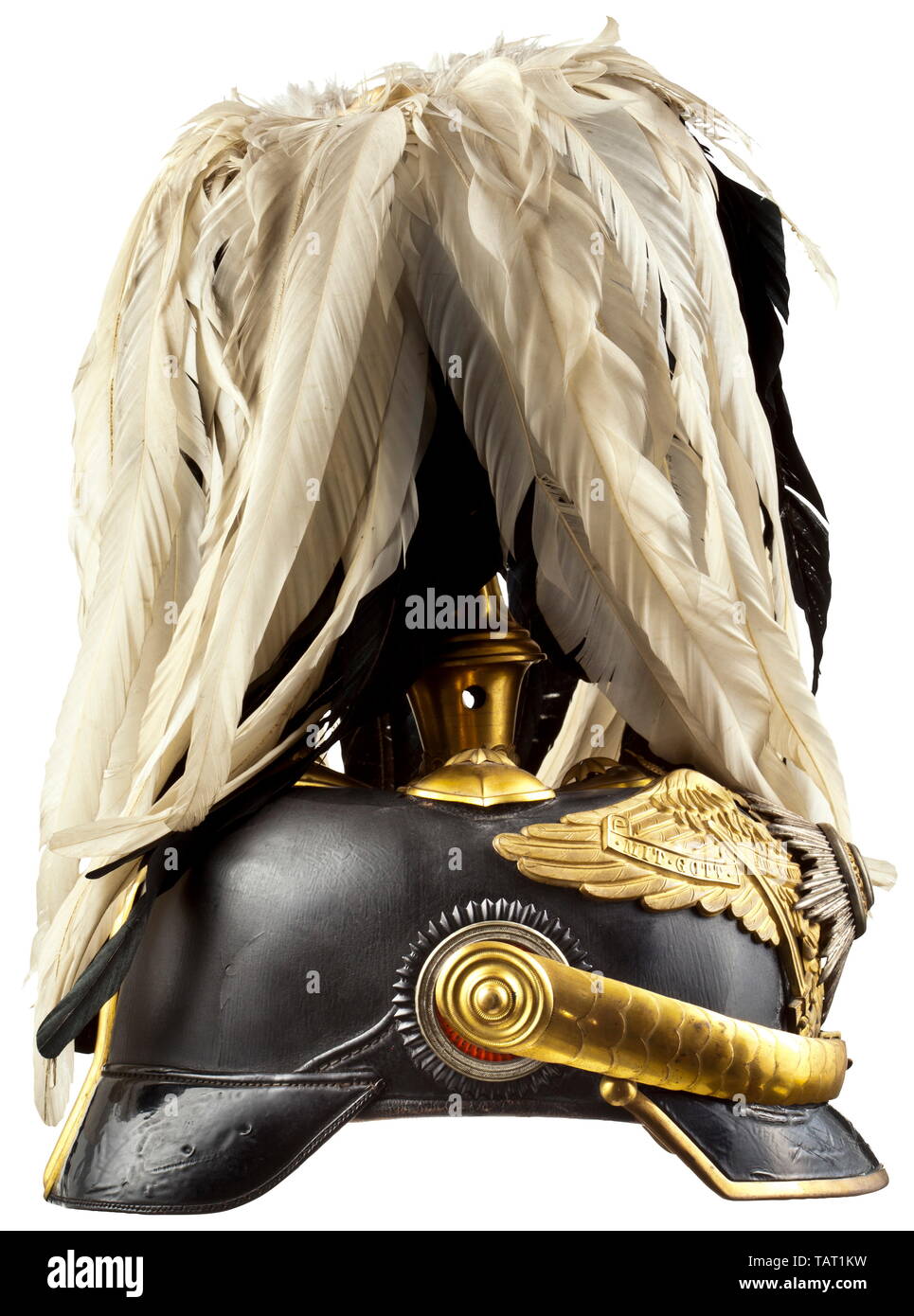 M 1897 Helm für Generäle, Schwarzes leder Schädel (versenkt, verrückten), den Schutz der Adler und emaillierte Guard star lager ist das Motto uum cuique' und schwarze Adler auf goldenem Hintergrund, konvexe skaliert Kinnbänder zu einem Metall Reich und der preußische Staat Kokarde, kreuzförmige Basis mit sternförmigen Schrauben, pearl Ring, hohe KANNELIERTE mit einem schwarzen und weißen plume Trichter befestigt. Die Visiere mit roten und grünen Unterlage, Hellbraun Seide rep Büchse (teilweise vom Leder Schweißband abgetrennt), die Größe "56 1/2' handschriftlich in den Schädel und einem zeitgenössischen Label. In den Plätzen beschädigt, Zeichen des Alters. Pru, Editorial-Use - Nur Stockfoto