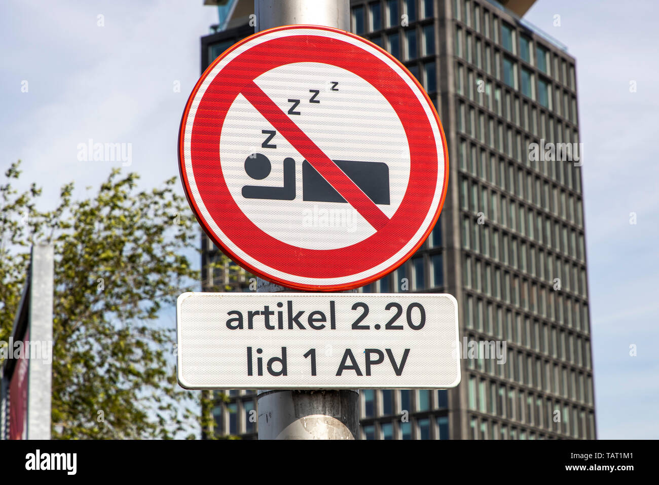 Kein Schlaf Zeichen in Amsterdam, Niederlande, schlafen, übernachten im öffentlichen Grün ist verboten, Stockfoto