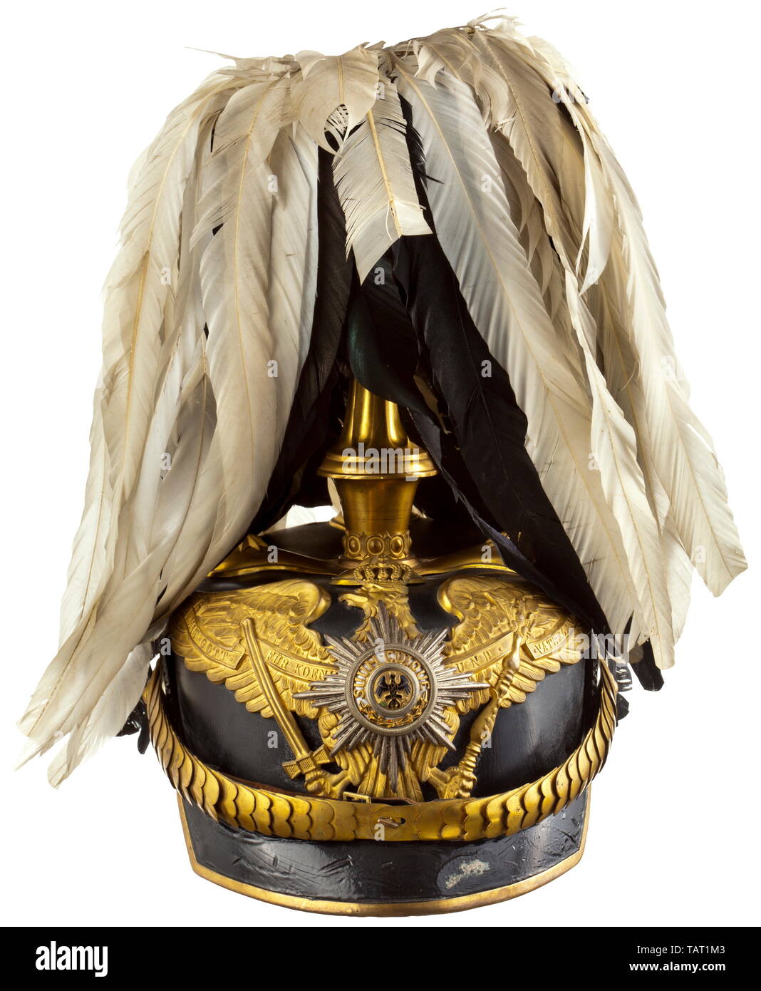 M 1897 Helm für Generäle, Schwarzes leder Schädel (versenkt, verrückten), den Schutz der Adler und emaillierte Guard star lager ist das Motto uum cuique' und schwarze Adler auf goldenem Hintergrund, konvexe skaliert Kinnbänder zu einem Metall Reich und der preußische Staat Kokarde, kreuzförmige Basis mit sternförmigen Schrauben, pearl Ring, hohe KANNELIERTE mit einem schwarzen und weißen plume Trichter befestigt. Die Visiere mit roten und grünen Unterlage, Hellbraun Seide rep Büchse (teilweise vom Leder Schweißband abgetrennt), die Größe "56 1/2' handschriftlich in den Schädel und einem zeitgenössischen Label. In den Plätzen beschädigt, Zeichen des Alters. Pru, Editorial-Use - Nur Stockfoto
