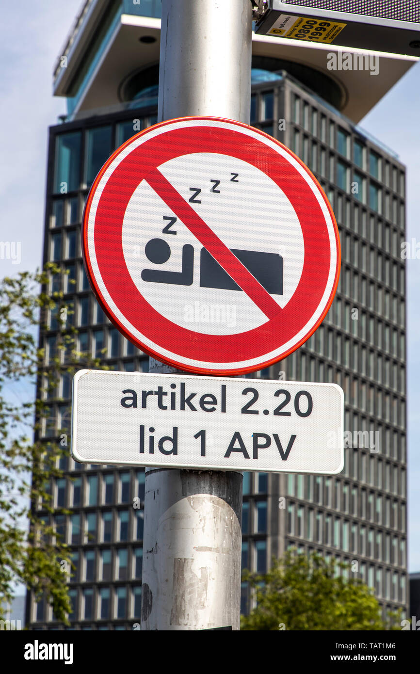 Kein Schlaf Zeichen in Amsterdam, Niederlande, schlafen, übernachten im öffentlichen Grün ist verboten, Stockfoto