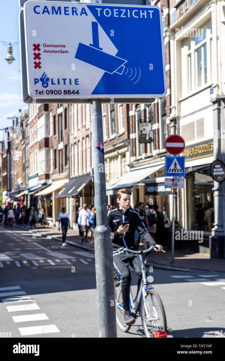 Zeichen für ein Verbot von Alkohol in der Altstadt von Amsterdam,  Niederlande, außerhalb der Gastronomie, 95 Euro Strafe, die  Videoüberwachung durch die Polizei Stockfotografie - Alamy