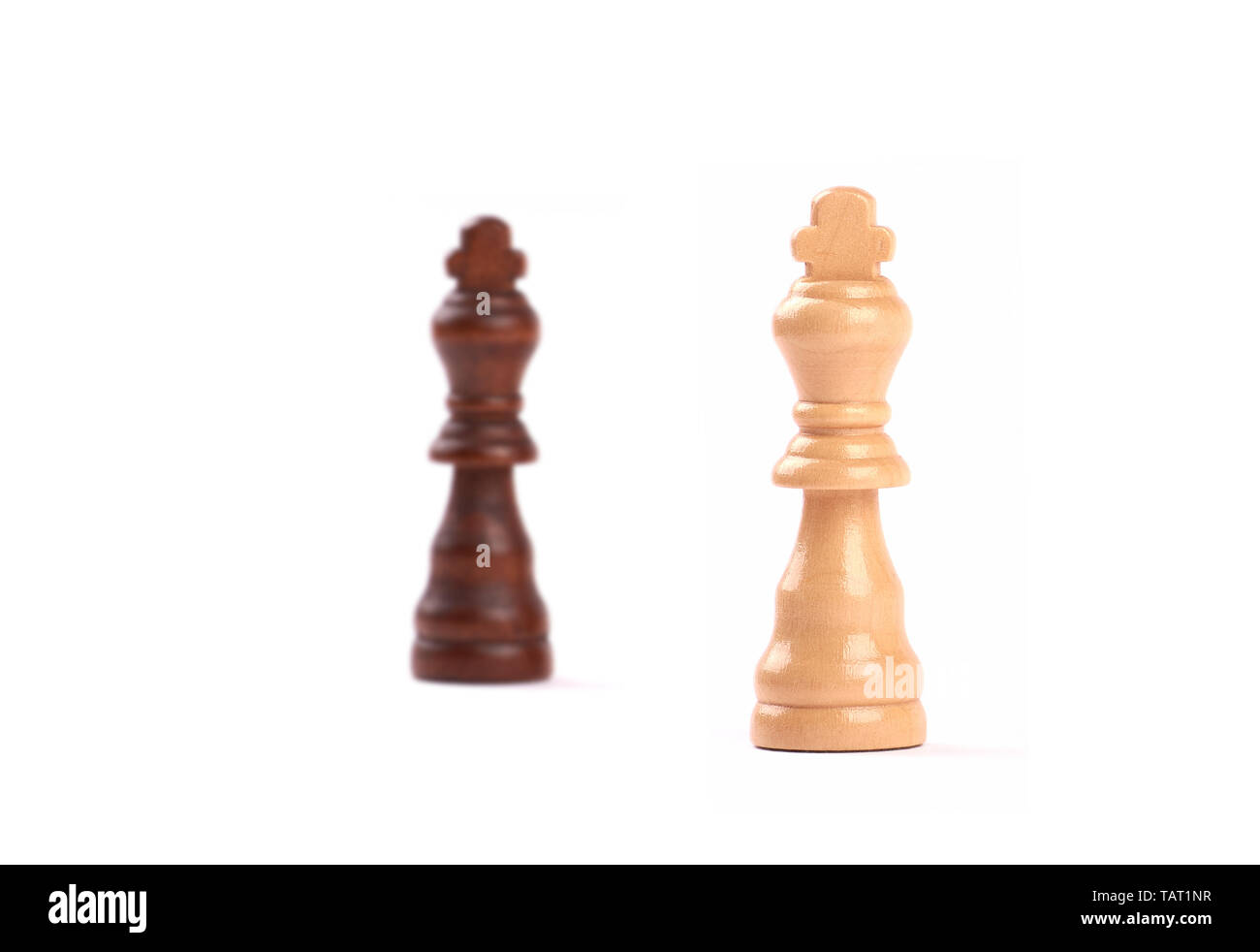 Zwei Schachfiguren. Schwarz und Weiß, der König von Holz mit verschwommenen Hintergrund. Auf weiß isoliert. Stockfoto