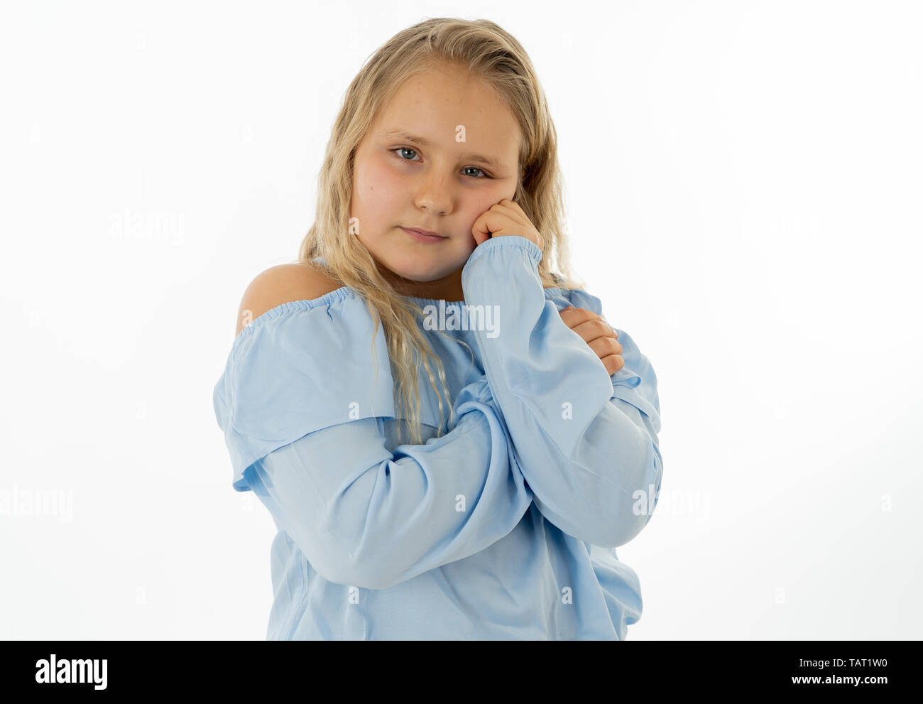 Close up Portrait von eine nette junge schüchterne Mädchen suchen schüchtern in die Kamera auf einem weißen Hintergrund. In Mimik foto Konzept Stockfoto