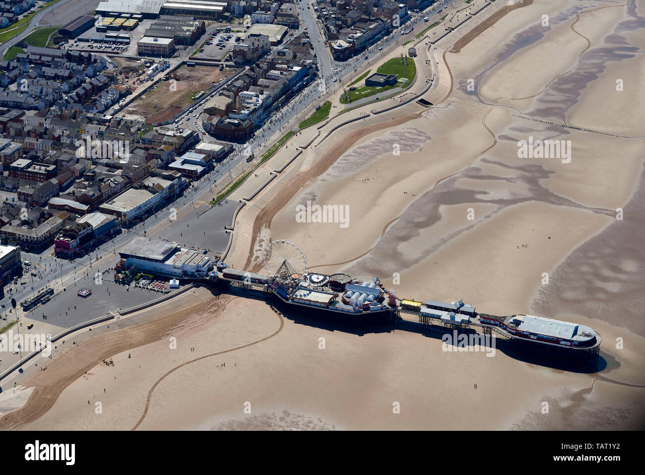 Blackpool Central Pier aus der Luft an einem sonnigen Sommertag, North West England, Großbritannien Stockfoto