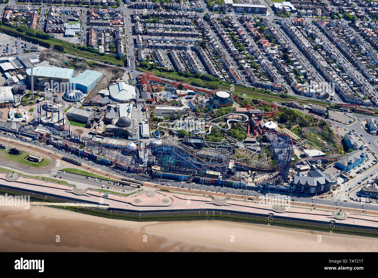 Blackpool Pleasure Beach, aus der Luft an einem sonnigen Sommertag, North West England, Großbritannien Stockfoto