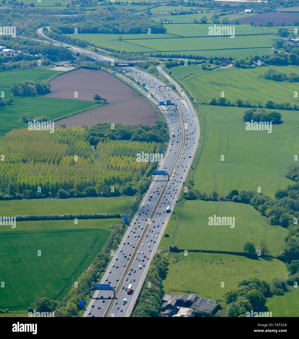 Ein Luftbild von der Autobahn M6 mit der M56 Junction in der Ferne, North West England, Großbritannien Stockfoto