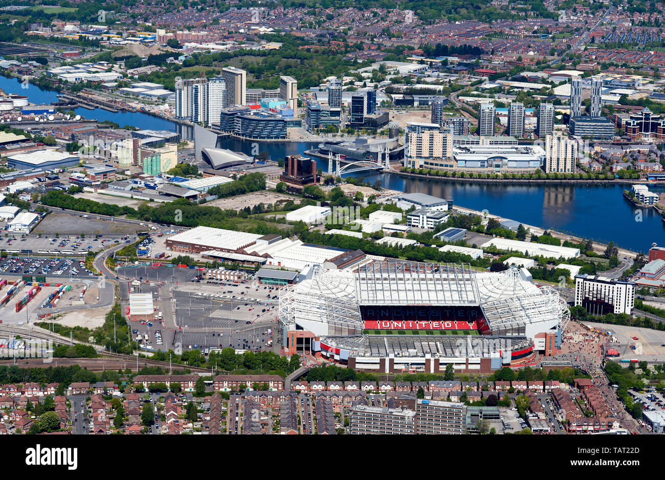 Old Trafford, das Zuhause von Manchester United, und Salford Quays, Salford, Manchester, North West England, Großbritannien Stockfoto