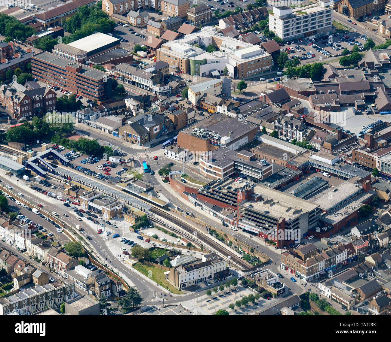 Eine Luftaufnahme von Gravesend railway station, Kent, South East England, Großbritannien Stockfoto