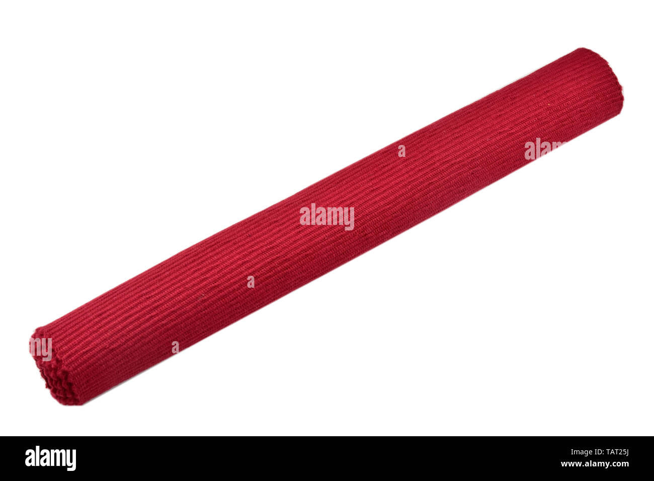 Roter Baumwolle Tischset rollte auf weißem Hintergrund Stockfoto