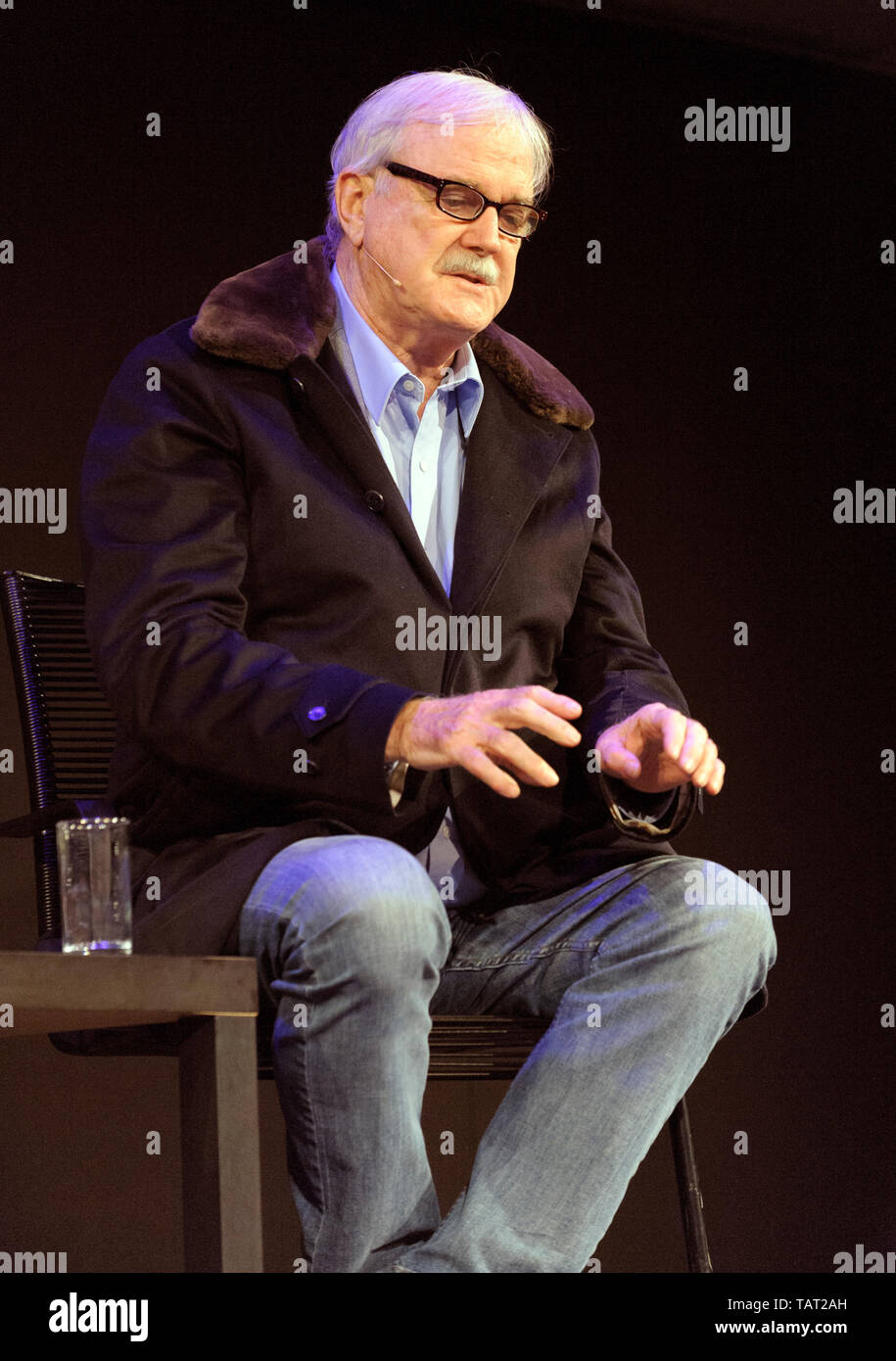 Englischer Schauspieler, Komiker, Autor und Filmproduzent John Cleese am Cheltenham Literatur Festival, 11. Oktober 2014. Stockfoto