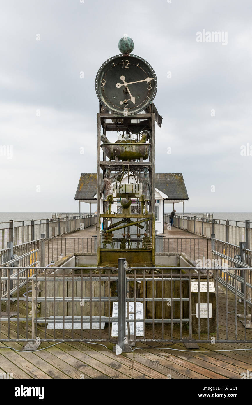 Southwold Pier Wasser Uhr skurrile Skulptur aus recycelten heißes Wasser Zylinder vorgenommen, Southwold, Suffolk, England, Großbritannien Stockfoto