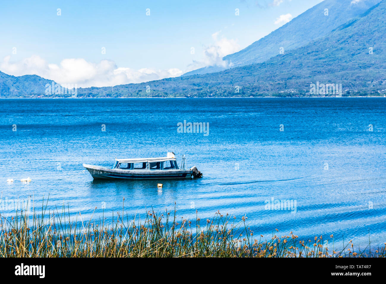 Angelegtes Boot auf See mit Toliman & Atitlan Vulkane hinter am Atitlan See, Guatemala Stockfoto