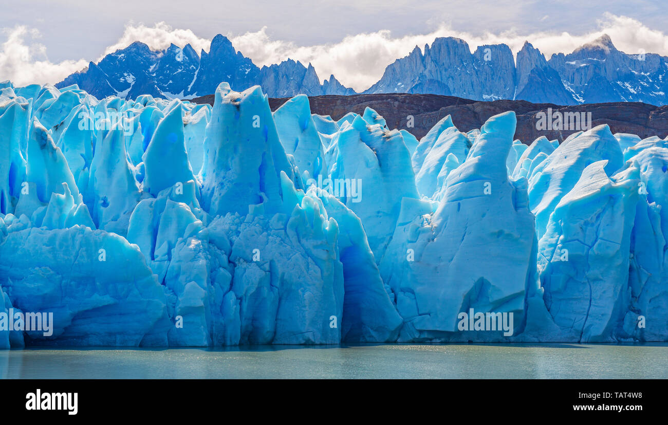 Die Spitzen von Blue Ice Grey Gletscher entlang Lago Grey und die Anden Gipfel im Nationalpark Torres del Paine, Puerto Natales, Patagonien, Chile. Stockfoto