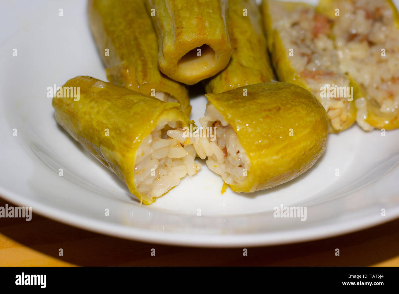 Es wird ein Gericht gefüllter Zucchini mit Reis und Fleisch gekocht. Stockfoto