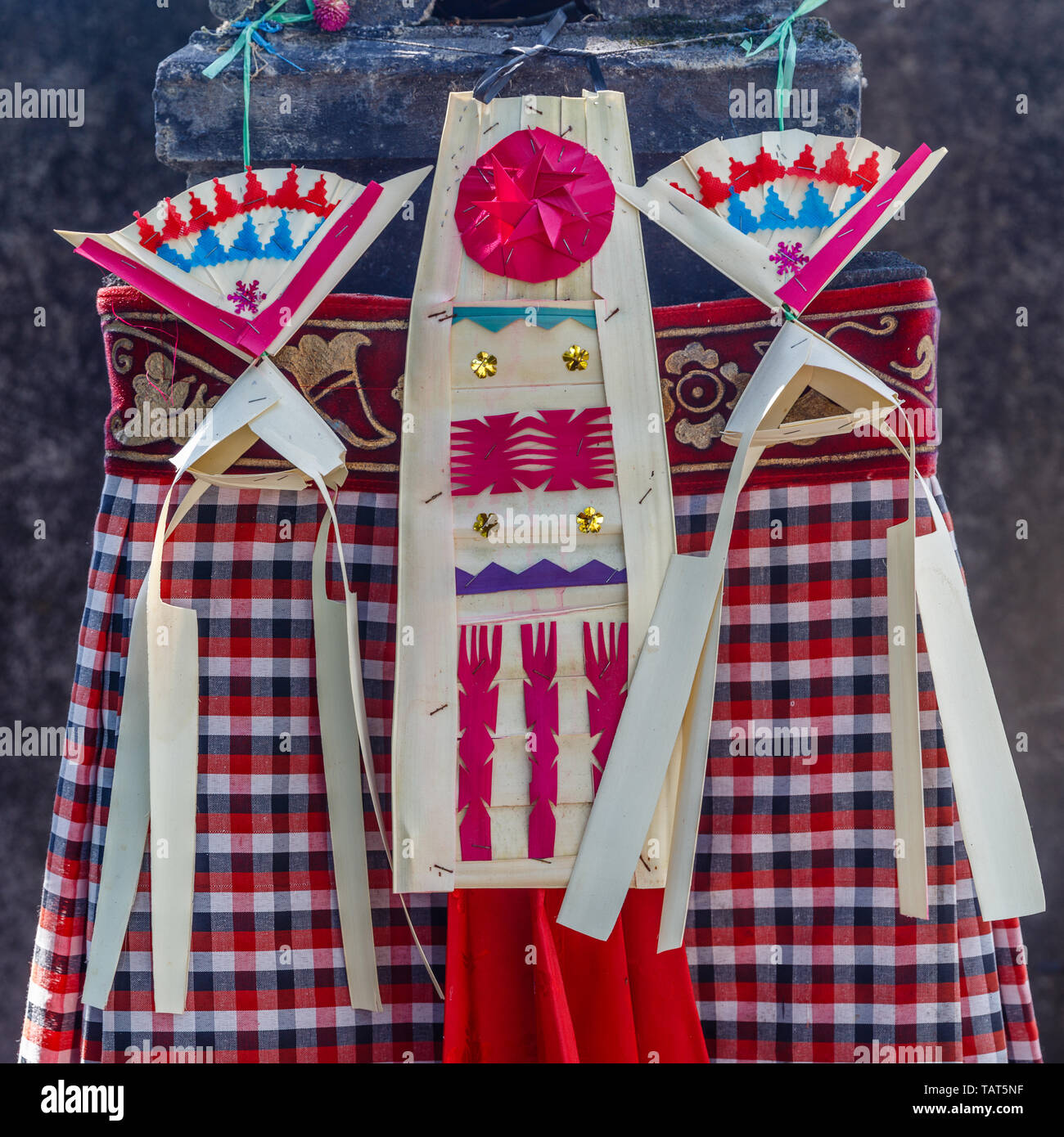 Balinesische Hindu gesponnen, Altar Dekoration lamak und gantung - gantungan Für Nyepi Feier. Die Insel Bali, Indonesien Stockfoto