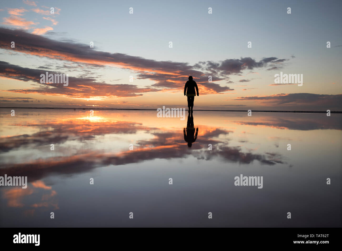 Sonnenaufgang am Meer See. Reflexionen über See Tyrrell, Meer Lake Victoria, Australien. Stockfoto