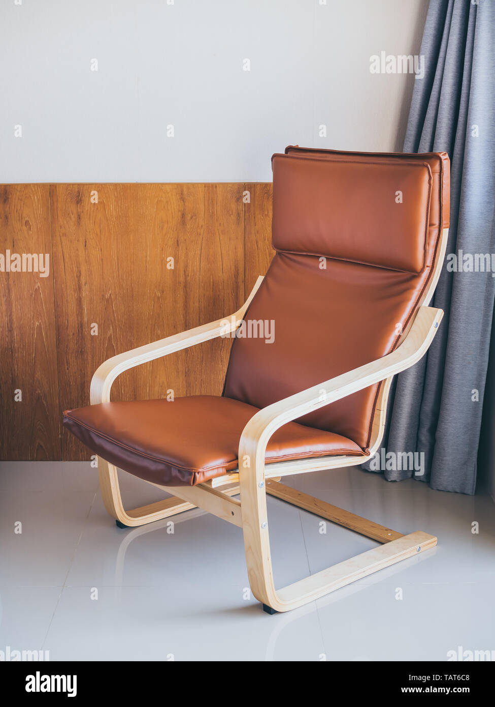 Braunes Leder Auf Holzernen Sessel Im Zimmer Moderne Sessel Aus Schichtverleimter Birke Gebogen Rahmen Sorgt Fur Ausfallsicherheit Stockfotografie Alamy