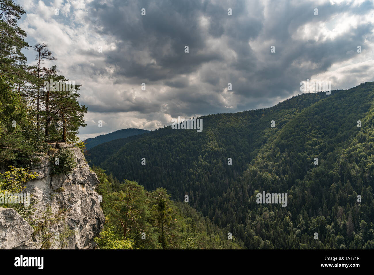 Felsige Klippe, dunkle Wolken und Berge von Tomasovsky vyhlad Freenas erklärt Stockfoto