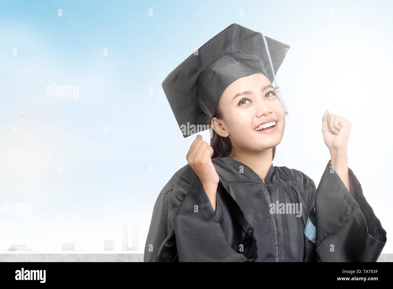 Asiatische Frau in mortarboard hat seinem Studium. Staffelung Konzept Stockfoto