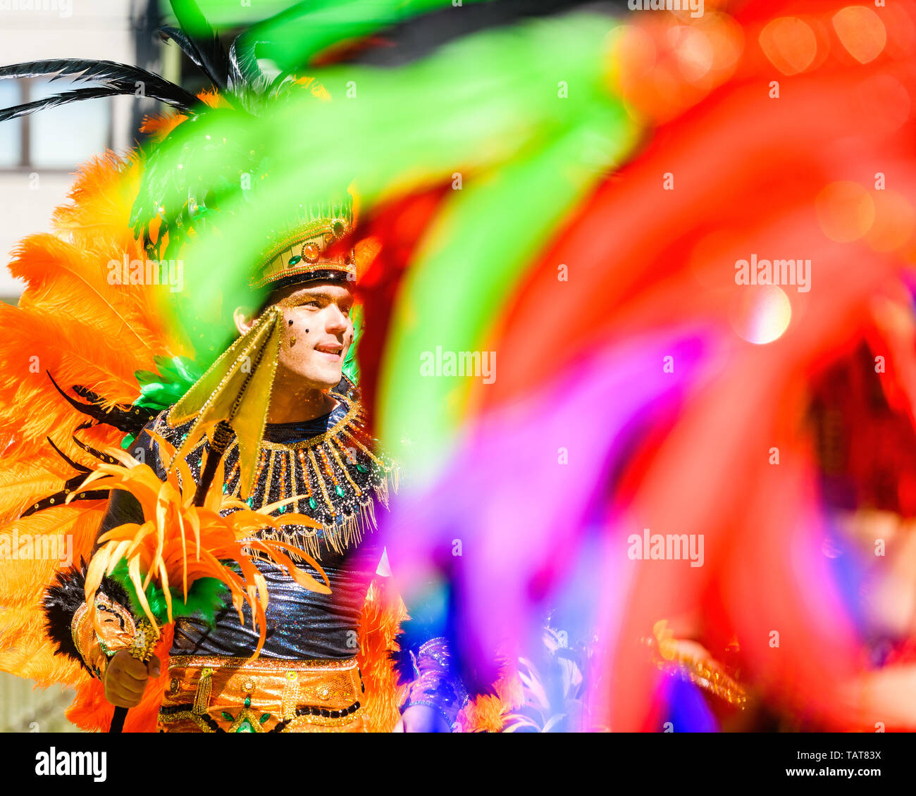 Farbenfroher junger Mann im jährlichen Karneval in Hammarkullen, Schweden Stockfoto