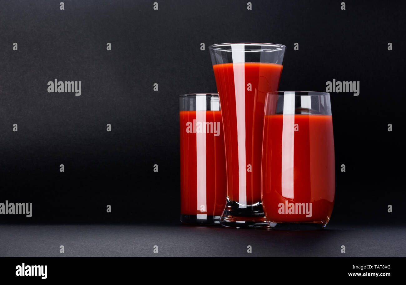 Glas Tomatensaft auf schwarzen Hintergrund mit Kopie Raum isoliert Stockfoto
