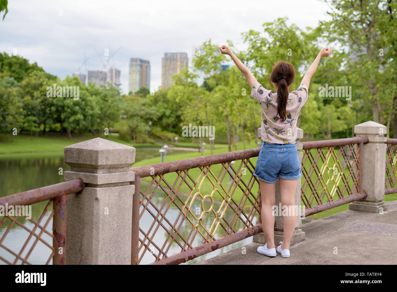 Junge schöne asiatische tourist Frau Entspannung im Park Stockfoto