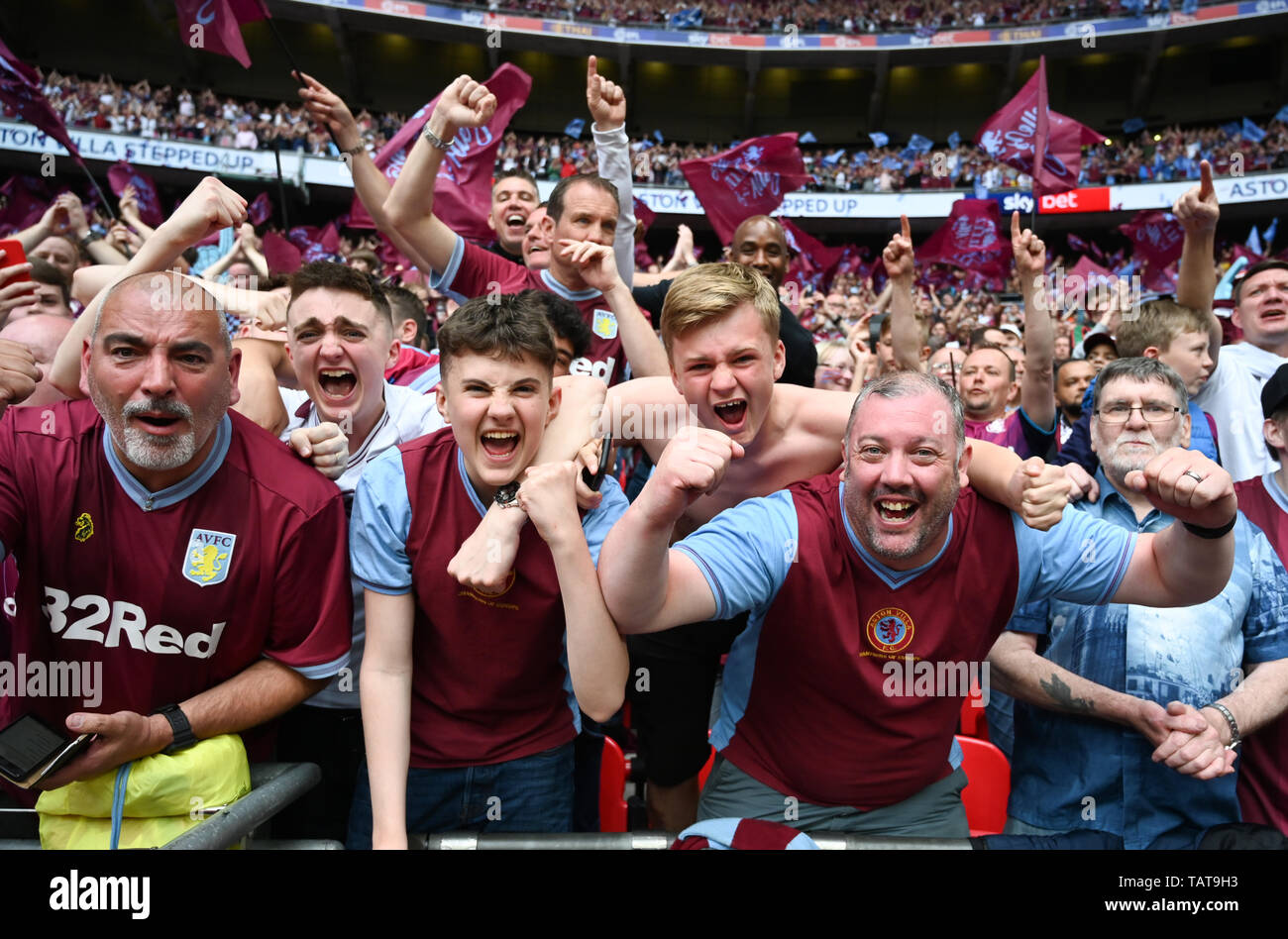 Aston Villa Fans feiern den Gewinn der EFL Sky Bet Meisterschaft Play-Off Finale zwischen Aston Villa und Derby County im Wembley Stadion, London, 27. Mai 2019 Editorial nur verwenden. Kein Merchandising. Für Fußball Bilder FA und Premier League Einschränkungen Inc. kein Internet/Mobile Nutzung ohne fapl Lizenz - für Details Kontakt Fußball Dataco Stockfoto