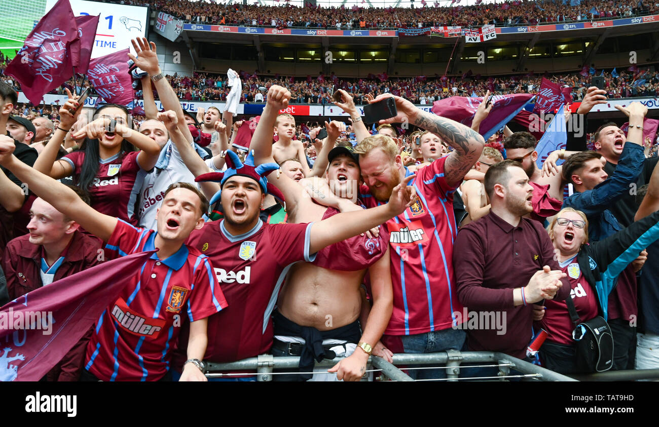 Aston Villa Fans feiern den Gewinn der EFL Sky Bet Meisterschaft Play-Off Finale zwischen Aston Villa und Derby County im Wembley Stadion, London, 27. Mai 2019 Editorial nur verwenden. Kein Merchandising. Für Fußball Bilder FA und Premier League Einschränkungen Inc. kein Internet/Mobile Nutzung ohne fapl Lizenz - für Details Kontakt Fußball Dataco Stockfoto