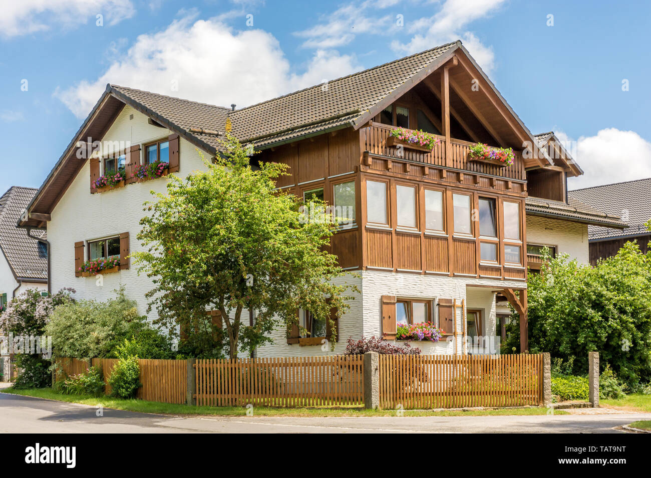 Schönes Bauernhaus im traditionellen Stil mit Balkon aus Holz Stockfoto