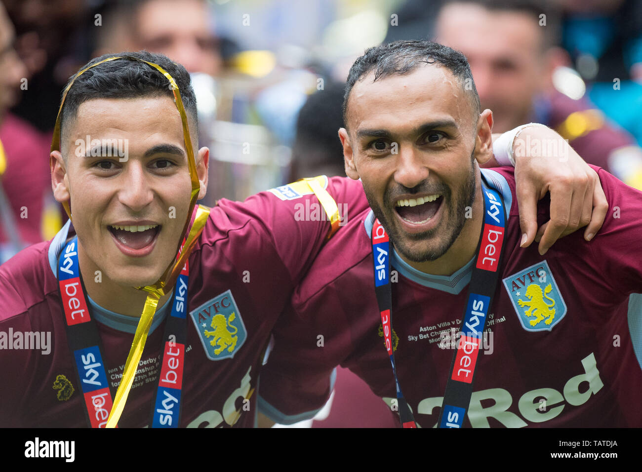 LONDON, ENGLAND - 27. Mai: Anwar El-Ghazi und Ahmed Elmohamady von Aston Villa während der Sky Bet Meisterschaft feiern-off-Finale zwischen Aston Villa und Derby County im Wembley Stadium am 27. Mai 2019 in London, Vereinigtes Königreich. (Foto von Sebastian Frej/MB Medien) Stockfoto