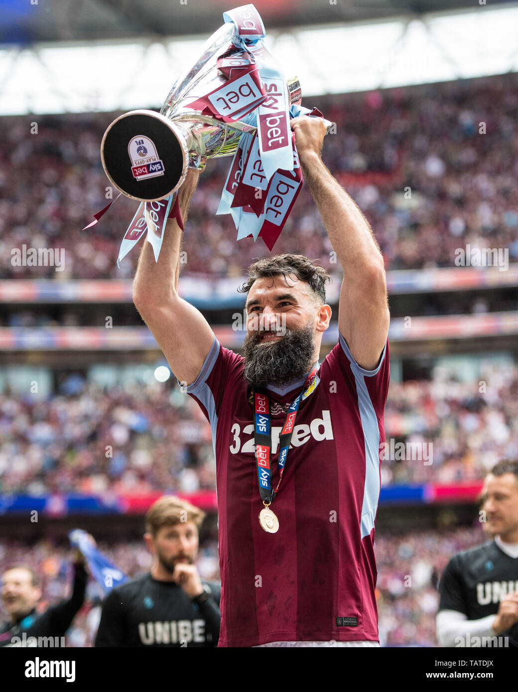 LONDON, ENGLAND - 27. Mai: Meile Jedinak von Aston Villa hebt die Trophäe in den Himmel Wette WM-Play-off-Finale zwischen Aston Villa und Derby County im Wembley Stadium am 27. Mai 2019 in London, Vereinigtes Königreich. (Foto von Sebastian Frej/MB Medien) Stockfoto