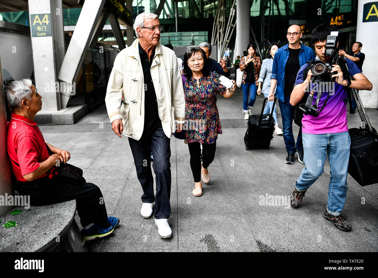 Head Coach Marcello Lippi, Mitte, der chinesischen nationalen Männer Fußball Mannschaft kommt auf der Guangzhou Baiyun International Airport, Guangzhou City, die südchinesische Provinz Guangdong, 28. Mai 2019. Italiens Marcello Lippi wurde neu ernannte Leiter Trainer der chinesischen Nationalmannschaft, die Chinesische Football Association (CFA). Die WM-Coach wird seinen zweiten Stint mit Team Dragon im Juni vor den 2022 World Cup asiatischen Qualifier, die im September dieses Jahres zu beginnen. Stockfoto