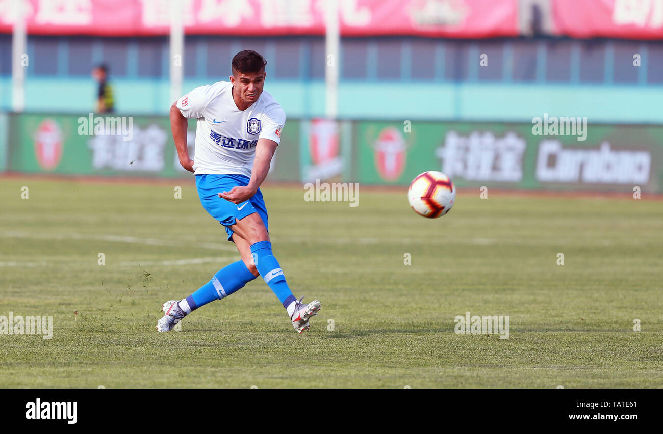 Brasilianische Fußballspieler Johnathan Aparecido da Silva, gemeinhin als Johnathan, von Tianjin TEDA Schüssen den Ball gegen Peking Renhe in ihren 11. Runde während der 2019 chinesischen Fußballverband Super League (CSL) in Peking, China, 25. Mai 2019 bekannt. Peking Renhe besiegt Tianjin TEDA 2-1. Stockfoto