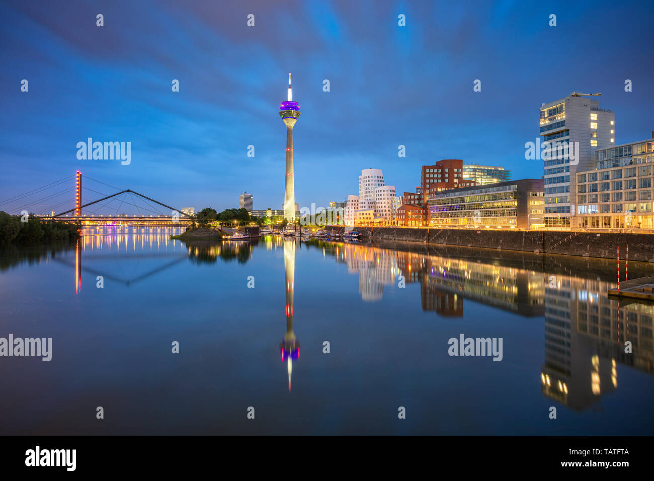 Düsseldorf, Deutschland. Stadtbild Bild von Deutschland, Düsseldorf mit den Medien Hafen und Reflexion der Stadt in den Rhein, während der Dämmerung blau Stockfoto
