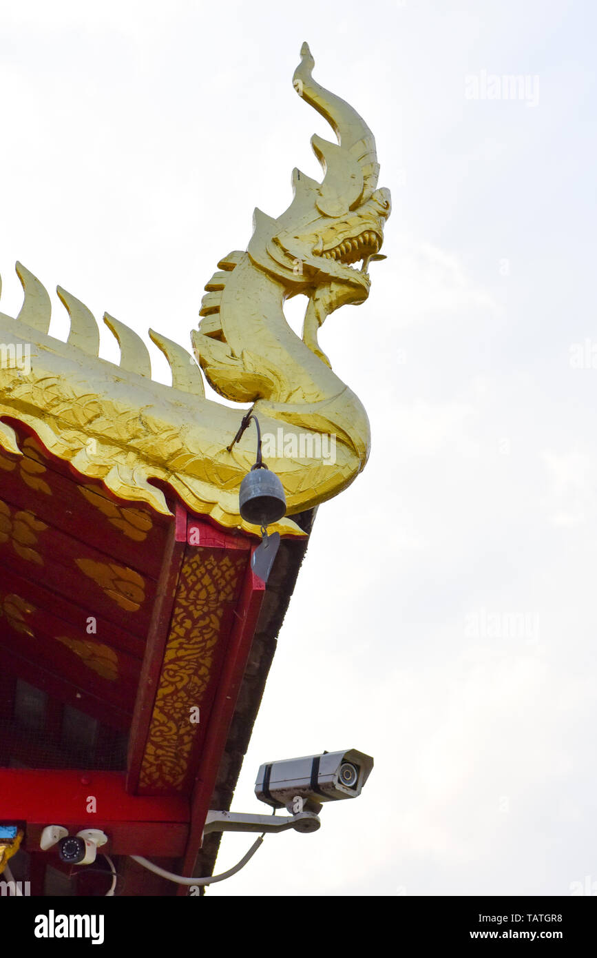 Überwachungskamera auf dem Dach eines buddhistischen Tempel, Chiang Mai Stockfoto