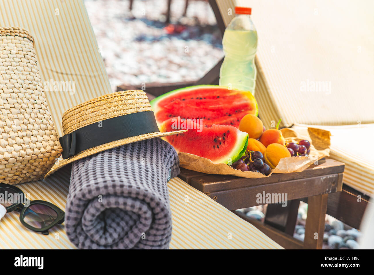 Strand stuff bag Handtuch Decke auf Sun mehr. Obst auf dem Tisch. Sommer Urlaub Meer Strand Stockfoto