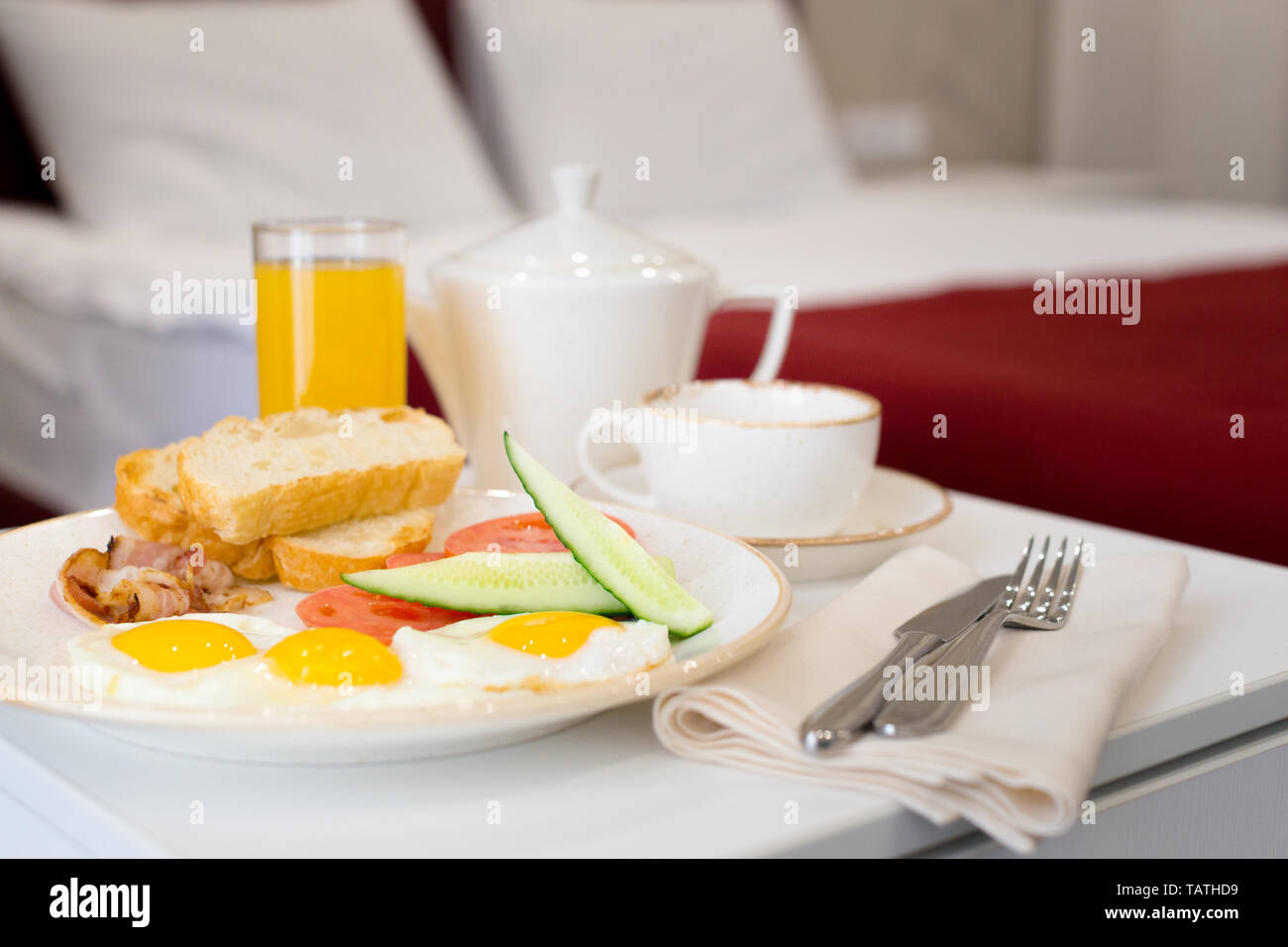 Frühstück im Bett im Hotel Zimmer Stockfoto