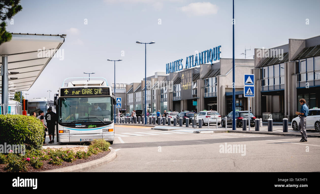 Nantes, Frankreich - 7 August, 2018: Blick auf die Fassade des Internationalen Flughafen Nantes Atlantique, wo Reisende Wandern im Sommer sind Stockfoto