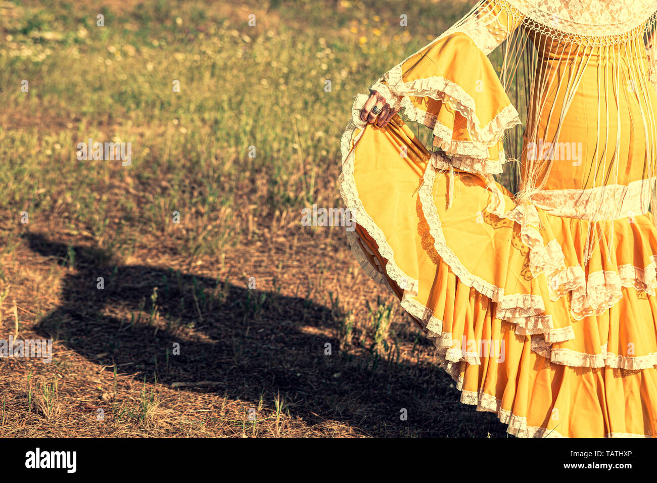 Schatten der Frau auf dem Boden in Gelb flamenco Kleid mit Manila Schal und Fransen gekleidet Stockfoto