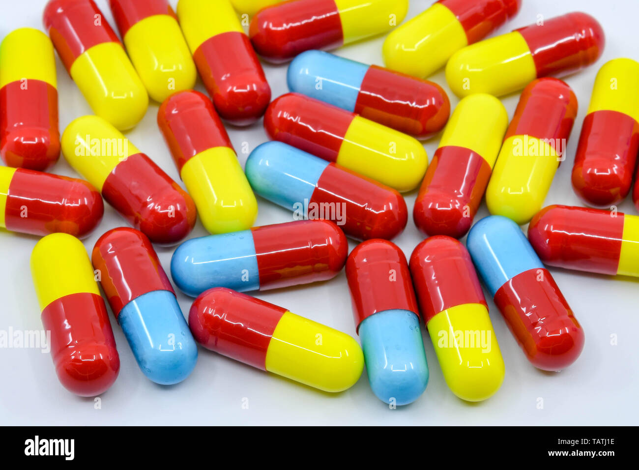 CARDIFF, WALES - Mai 2019: Nahaufnahme von farbigen Kapseln von Erkältung und Grippe Medikamente Stockfoto